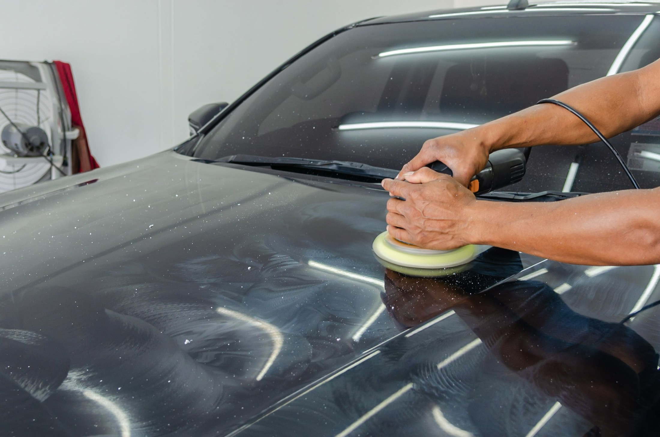 Polishing tool working across a vehicle hood